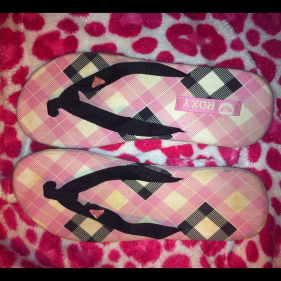 Pink plaid Roxy flip flops