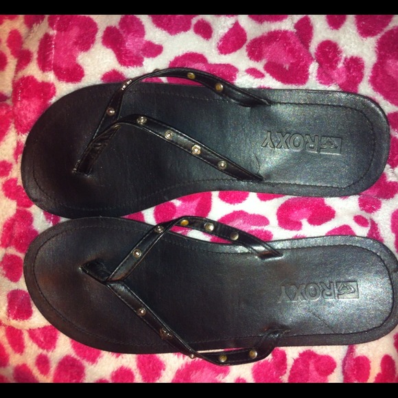 Black Roxy flip flops