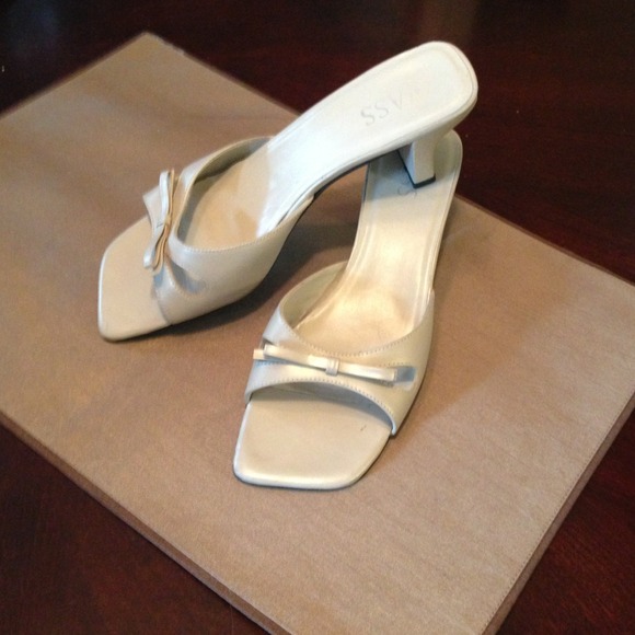 Sandal with low heel