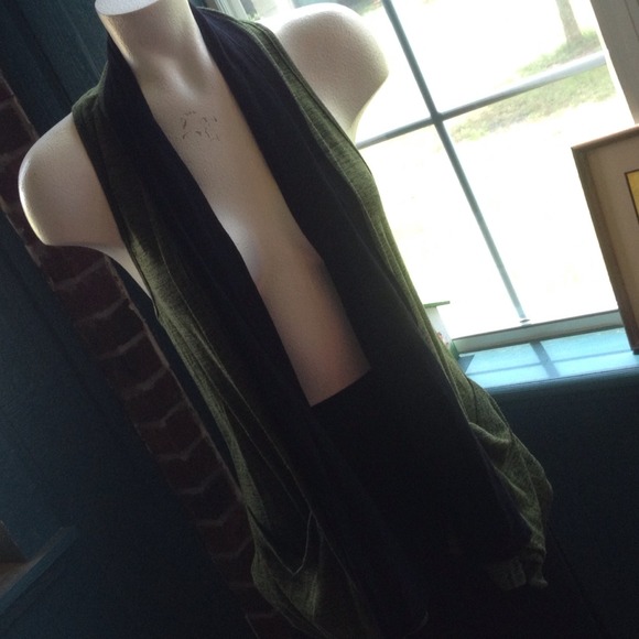 Green and black cardigan with pockets. Very nice! - Picture 2 of 3