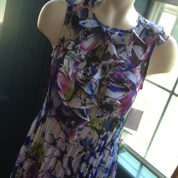 Beautiful ruffles and pleats - Picture 2 of 3