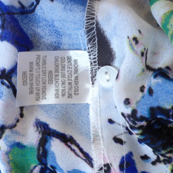 Beautiful ruffles and pleats - Picture 3 of 3