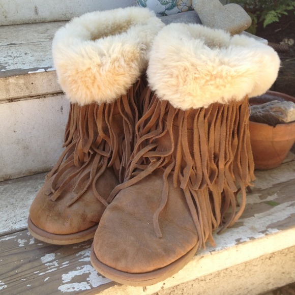Cute pair of amazing Koolaburra fringe boots!!