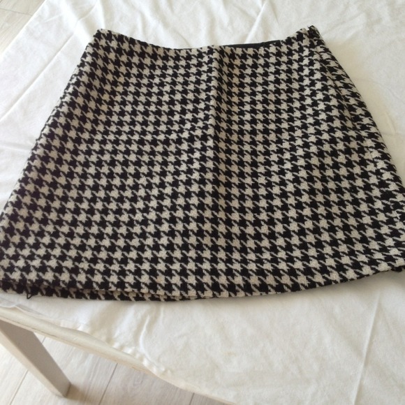 Wool lined short skirt. Zipper on side