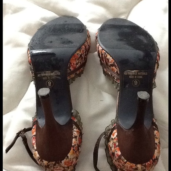 Fall floral heels - Picture 3 of 3