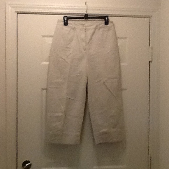 Khaki capris barely worn