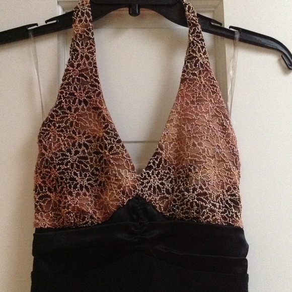 Forever 21 black and floral halter top - Picture 2 of 4