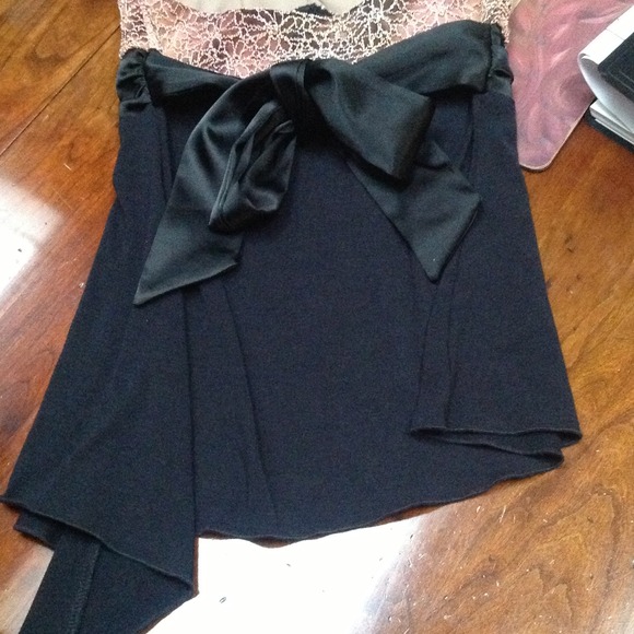 Forever 21 black and floral halter top - Picture 3 of 4