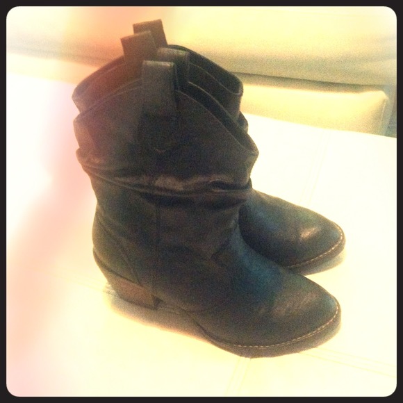 💢HOLD💢Short Black Cowboy Boots