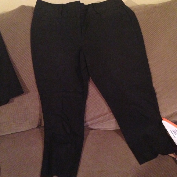 Black Capri pants