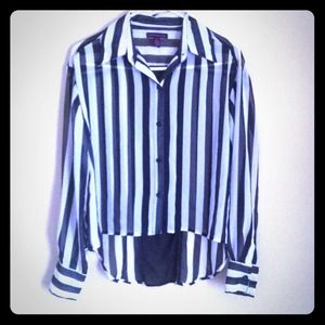 Trendy black and white (beetle juice) top😘