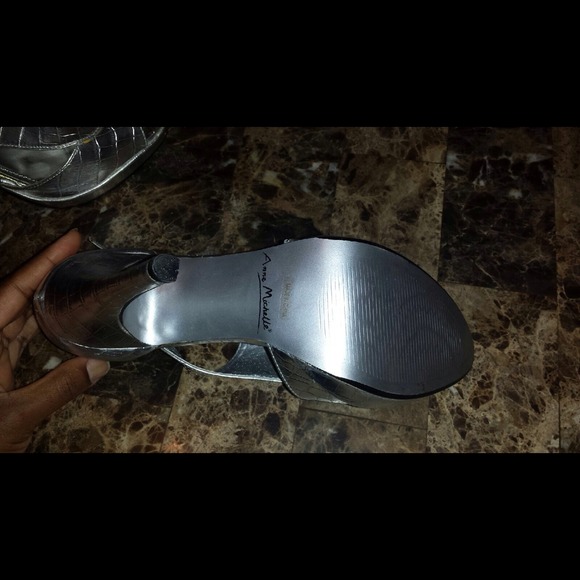 Silver heels - Picture 2 of 4
