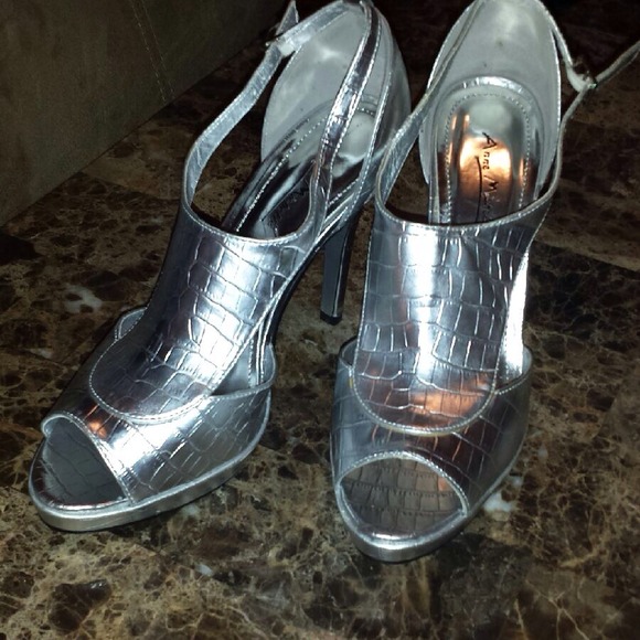 Silver heels - Picture 4 of 4