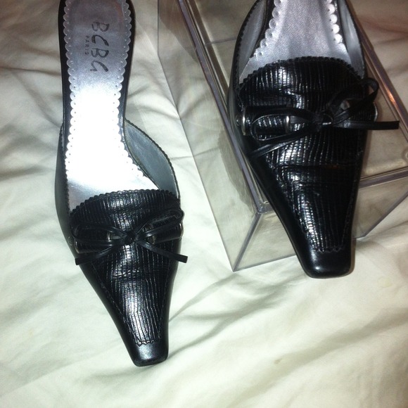 BCBG- Blk Leather Tassel Heels - Picture 2 of 3