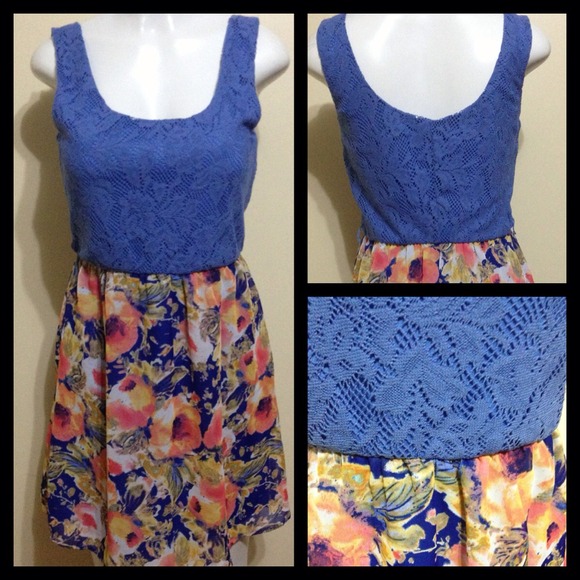 ❌SOLD❌Pretty lace and floral dress!