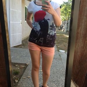 T-shirt with a picture in the front.♥reduced♥