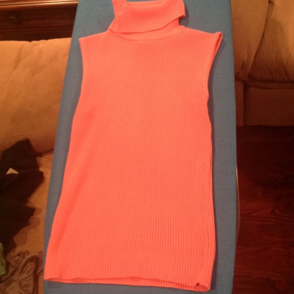 Sleeveless turtle neck
