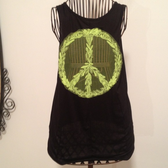 ❗️❗️SOLD❗️❗️Black tank with lace peace sign back! - Picture 3 of 4
