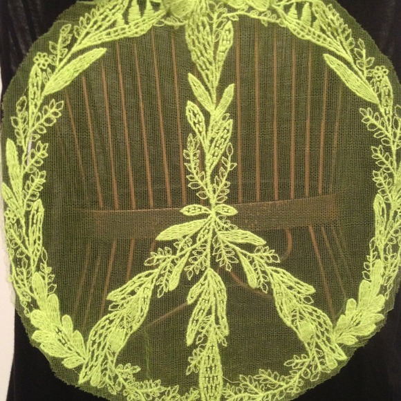 ❗️❗️SOLD❗️❗️Black tank with lace peace sign back! - Picture 4 of 4