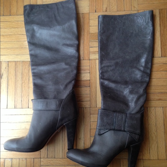 SOLD NWT Valentino Red boots with bow - Picture 2 of 4