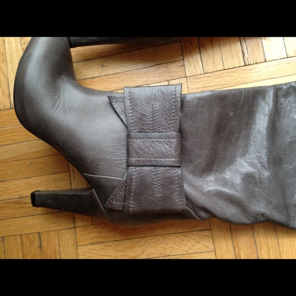 SOLD NWT Valentino Red boots with bow - Picture 3 of 4