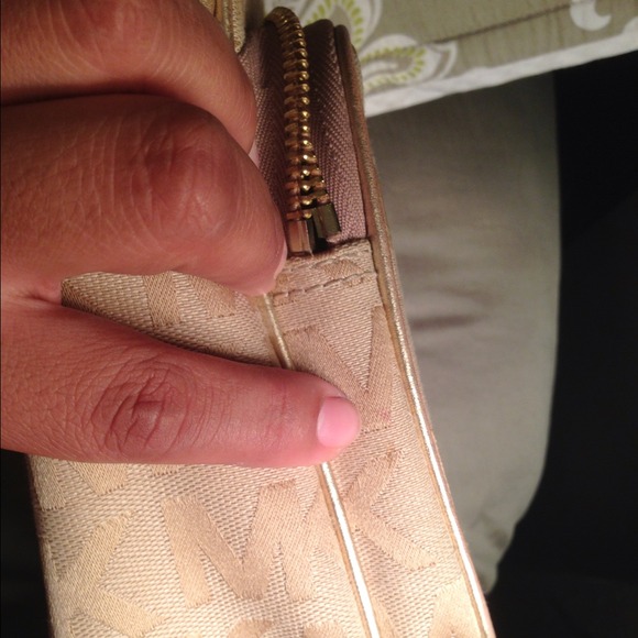 🚫SOLD Additional pics of Michael kors crossbody🚫 - Picture 3 of 4