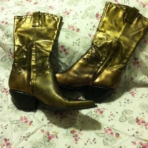 Cowboy boots! 👍