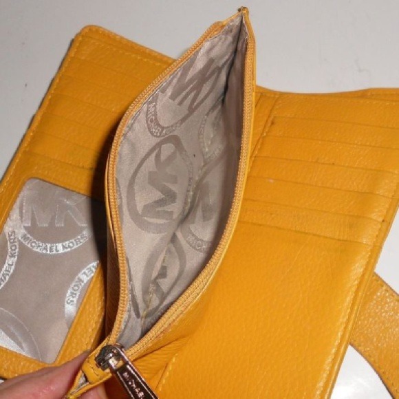 🚫🚫SOLD!!🚫🚫AITHENTIC!!! MK wallet - Picture 4 of 4