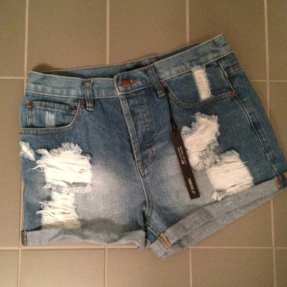 ❌SOLD❌High waisted distressed cutoffs