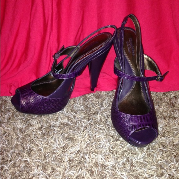 ***Sold****Cute Vera wang snake heels! Size 7.5