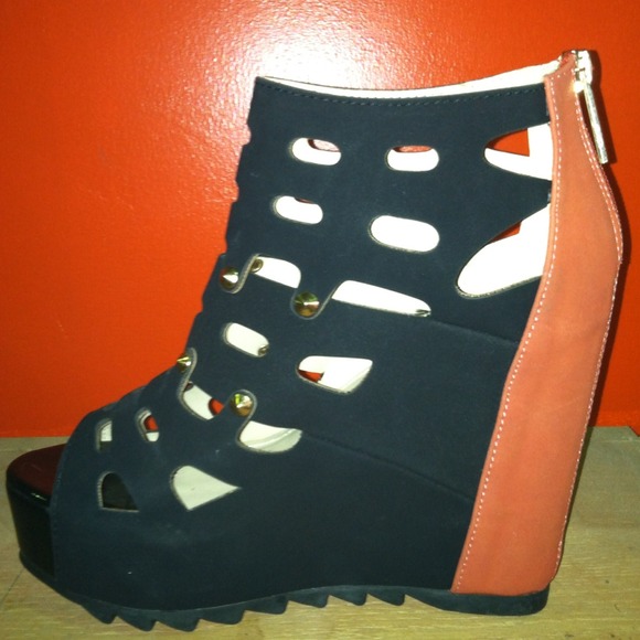 💢SOLD💢Super cute wedge heel