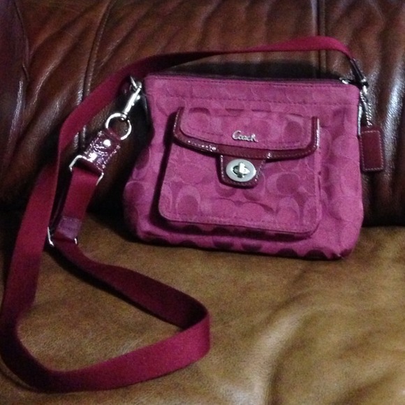 Traded Coach Red Cross body purse