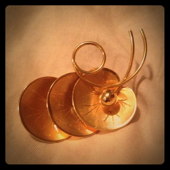 Beautiful golden vintage broche.