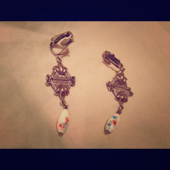 Beautiful vintage clip on earrings
