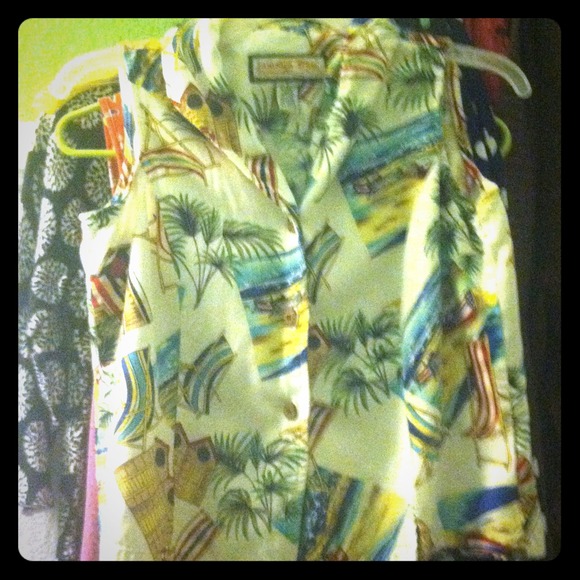 Hawaiian themed crop top - Picture 1 of 2