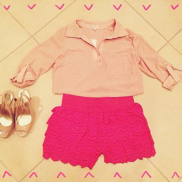 **SOLD in BUNDLE** Crochet Lace Shorts - Picture 1 of 3