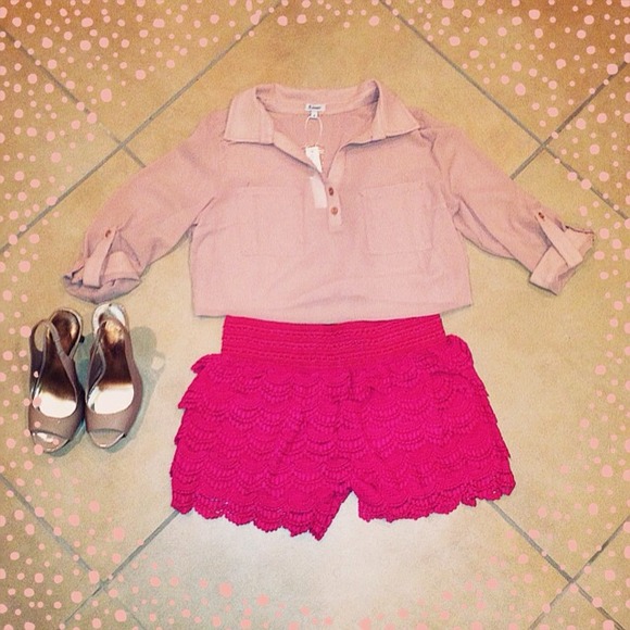 **SOLD in BUNDLE** Crochet Lace Shorts - Picture 2 of 3