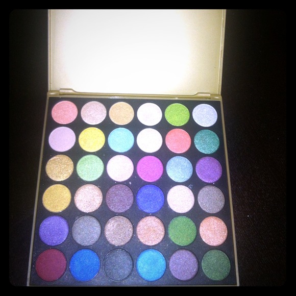 **SOLD** Crown brush neutral 36 color palette.