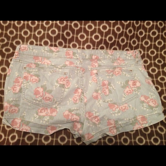 💢💢 Sold in Bundle💢💢Floral Denim Shorts - Picture 2 of 2
