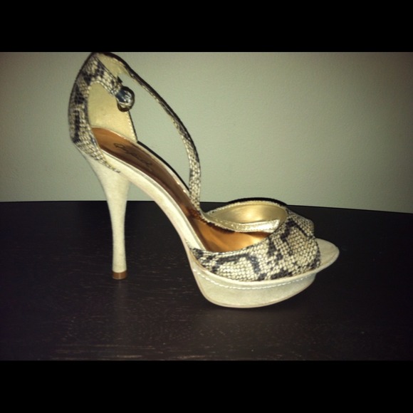 A snake pattern type heel - Picture 1 of 2
