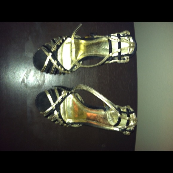 Black n gold heels - Picture 1 of 2