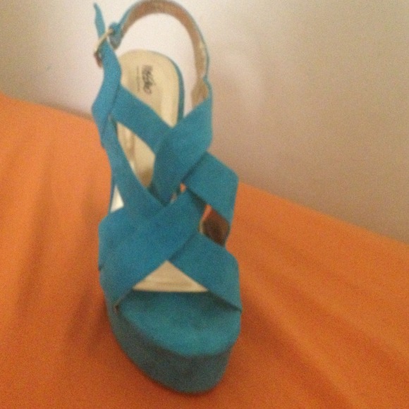 Shoe - Picture 2 of 4