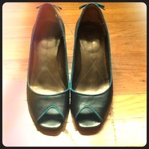 Bandolino sz 7 wedge heels