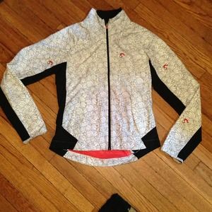 Lululemon jacket size 4 white black EUC