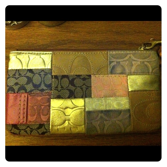 💖SOLD! in bundle💖Authentic large Coach wristlet