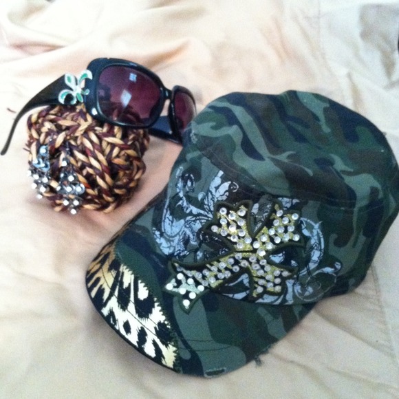 Hat sunglasses an earrings