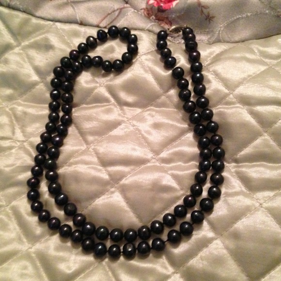 Costume black pearl necklace 17" long