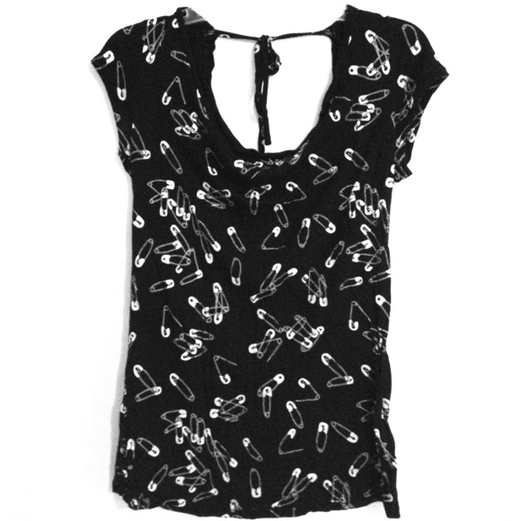❌NOT AVAILABLE❌Safety Pin Slouch Shoulder Top📎