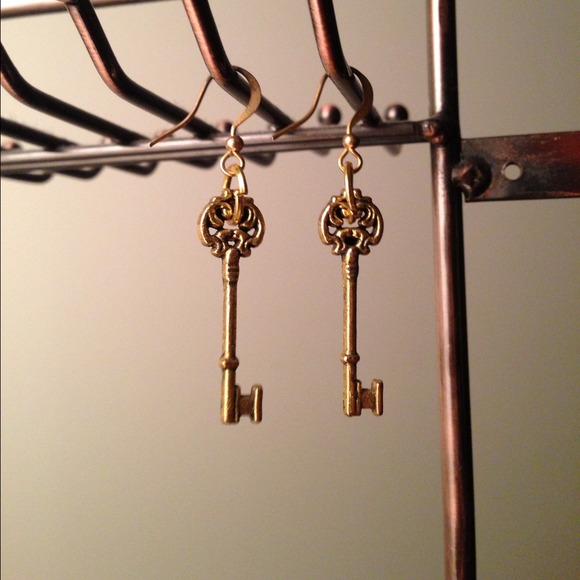 ❌SOLD❌Gold key earrings