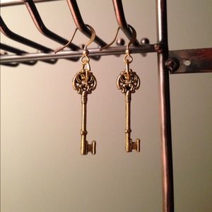 ❌SOLD❌Gold key earrings